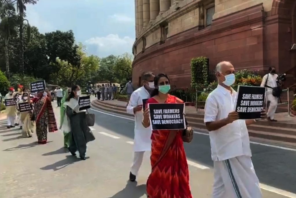 संसद परिसर में विपक्षी सांसदों का विरोध प्रदर्शन जारी