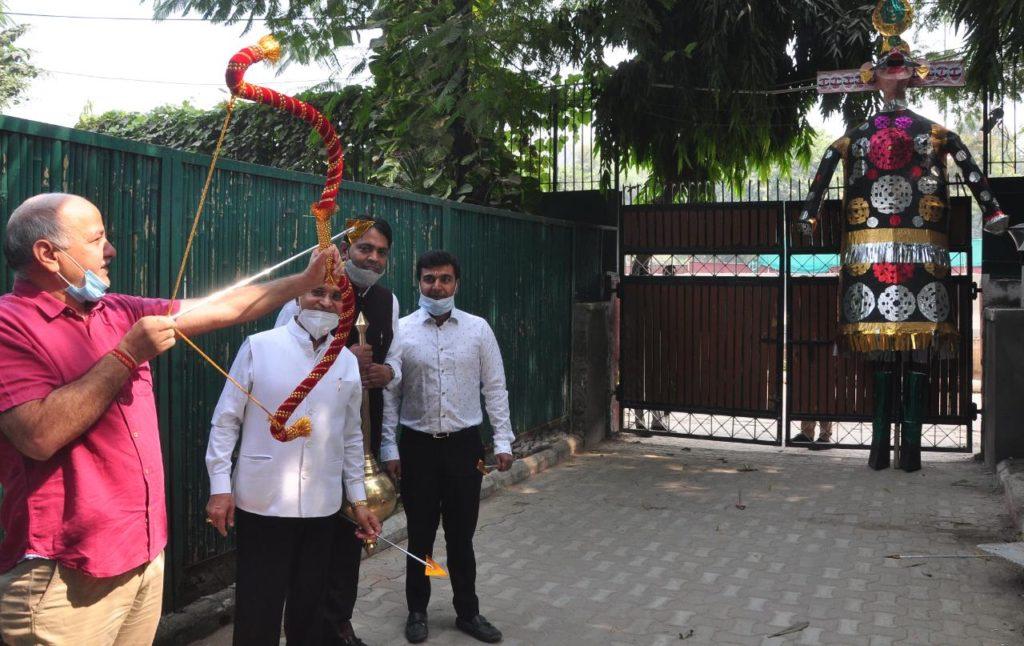 उपमुख्यमंत्री मनीष सिसोदिया ने प्रदूषण और कोरोना संक्रमण रूपी रावण पर तीर चलाकर किया वध