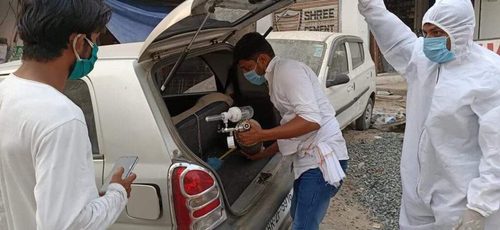 बिहार: गया में रोजा रखे मुस्लिम युवा कोरोना मरीजों के लिए बने हैं 'मसीहा', पहुंचा रहे मुफ्त सिलेंडर