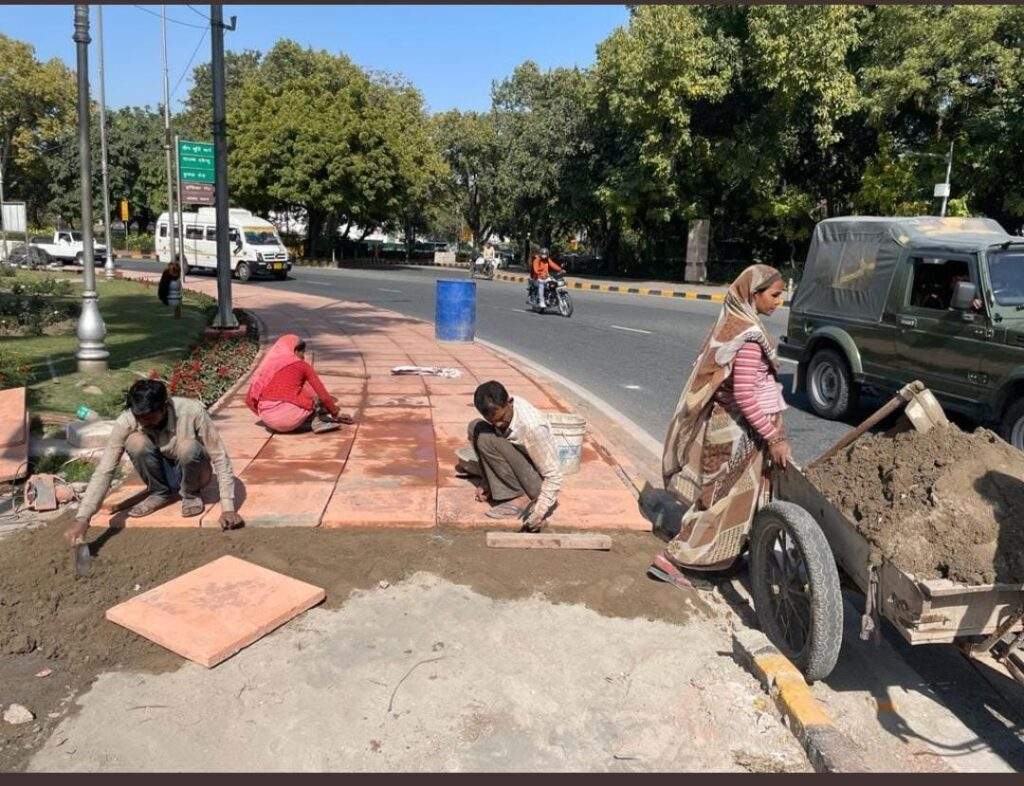 उपाध्यक्ष - पालिका परिषद ने तीन मूर्ति हाइफा चौक पर सौंदर्यीकरण व पुनर्विकास कार्य का निरीक्षण किया