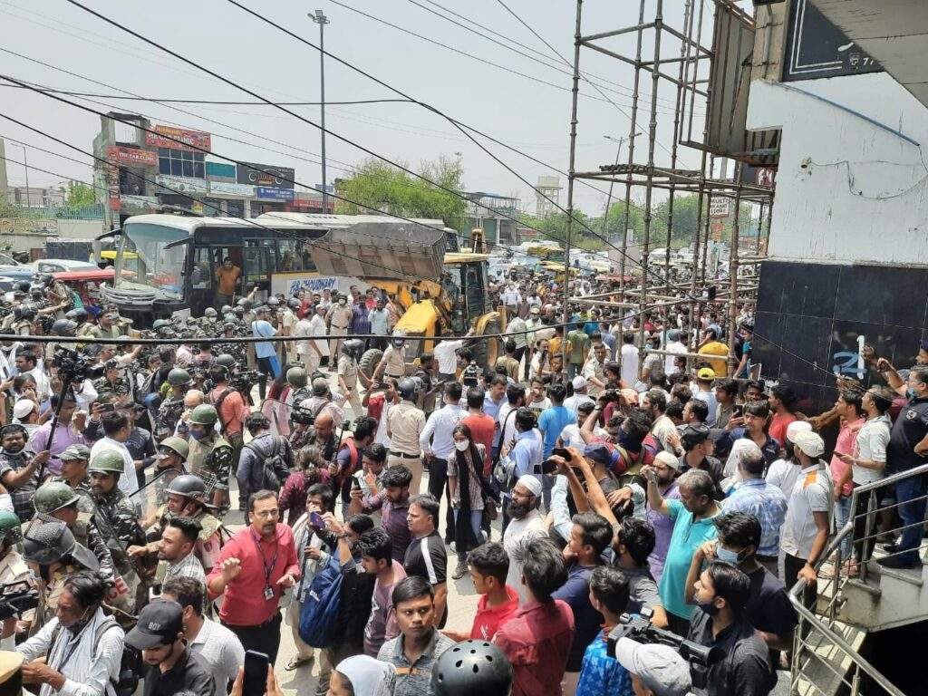 दिल्ली के शाहीन बाग में पहुंचा बुलडोजर, स्थानीय लोगों ने किया विरोध