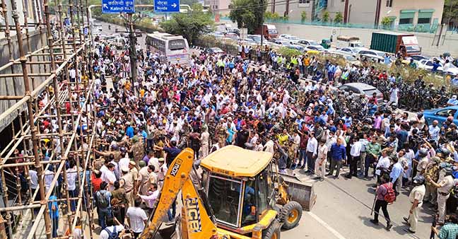 शाहीन बाग में निगम के बुल्डोजर ने की 'न के बराबर' कार्रवाई, लोहे की रॉड्स गिरवा वापस लौटे निगमकर्मी