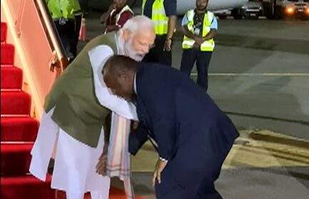 प्रधानमंत्री नरेंद्र मोदी पापुआ न्यू गिनी पहुंचे, पीएम मारापे ने छुए पैर