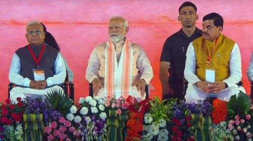 भोपाल में महिलाओं ने तिरंगा लहराकर किया प्रधानमंत्री मोदी का स्वागत