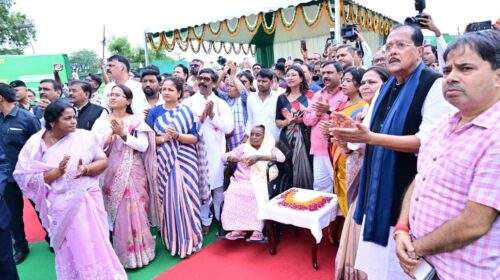 पहली पुण्यतिथि पर याद किए गए शिबू सोरेन, सीएम हेमंत ने पैतृक गांव में किया 14 फीट ऊंची प्रतिमा का अनावरण