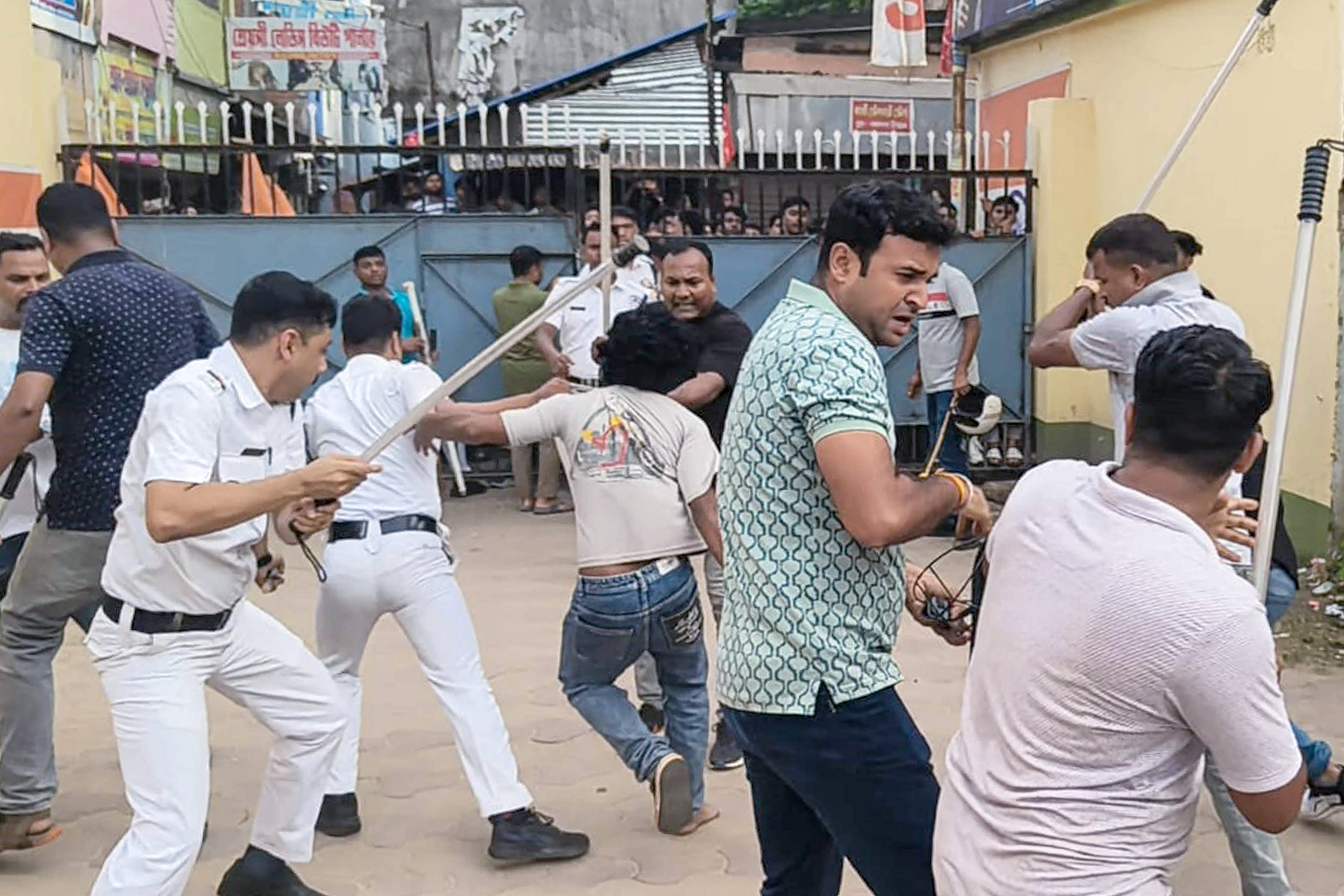 कोलकाता पुलिस ने भांगड़ कॉलेज में हुई झड़पों के सिलसिले में चार लोगों को किया गिरफ्तार
