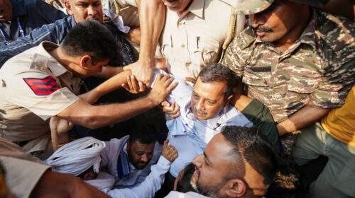 दिल्ली में अरविंद केजरीवाल समेत आप के कई नेता हिरासत में लिए गए