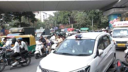दिल्ली के झंडेवालान में हिरासत में लिए गए सीजेपी प्रदर्शनकारियों को ले जा रही बस पर पत्थर फेंके गए