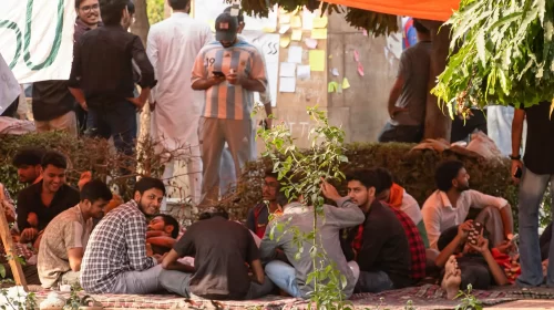जामिया में हंगामा: गेट बंद करने के आदेश पर छात्रों का फूटा गुस्सा, बोले- हिंसक तरीके से दबाया जा रहा आंदोलन