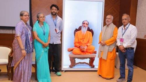 चिन्मय मिशन प्रस्तुत करता है ‘अवेकनिंग’ — स्वामी चिन्मयानंद पर बनी एक संगीतमय जीवनी। इसे निर्देशक मणि शंकर और कृत्रिम बुद्धिमत्ता विशेषज्ञ अंजलि जोशी ने तैयार किया है, जिसमें पूज्य स्वामी स्वरूपानंद जी की प्रेरणा और आशीर्वाद शामिल हैं।
